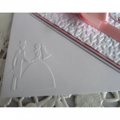 Einladungskarte zur Hochzeit in weiß/rosa, mit geprägtem Hintergrund, und *Wir sagen Ja* Schriftzug