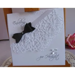 Einladungskarte zur Hochzeit in weiß mit schwarzer Fliege und Spitzenelement