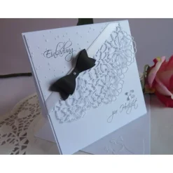 Einladungskarte zur Hochzeit in weiß mit schwarzer Fliege und Spitzenelement