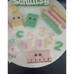 Einschulungsdekoration aus Fondant, Tortendekoration Einschulung, Schulanfang