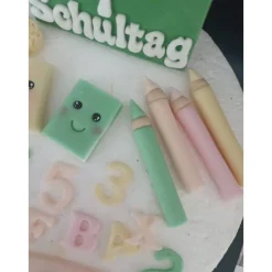 Einschulungsdekoration aus Fondant, Tortendekoration Einschulung, Schulanfang