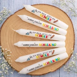 Einschulungskerze – Bunte Stabkerze mit Spruch für Schulanfang, 18 cm hoch