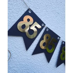 Elegante Girlande zum 85. Geburtstag in Gold und Schwarz. Angesagte Trendfarben! Tolle Papierdeko zum 50. Wimpelkette zu