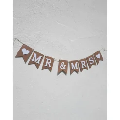 Elegante Girlande zur Hochzeit.  Mr & Mrs Schriftzug in Beige und Weiß.  Auf Wunsch personalisiert mit Namen.