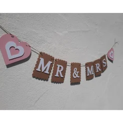 Elegante Girlandexzur Hochzeit Mr & Mrs in Beige, Rosa und Weiß