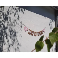 Elegante Girlandexzur Hochzeit Mr & Mrs in Beige, Rosa und Weiß