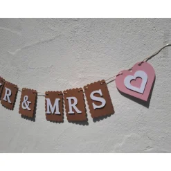 Elegante Girlandexzur Hochzeit Mr & Mrs in Beige, Rosa und Weiß