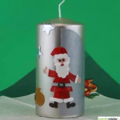 Elegante, hangefertigte silberne Nikolauskerze mit Nikolaus, einem Sack voller Geschenke und Sternen, indivdualisierbar