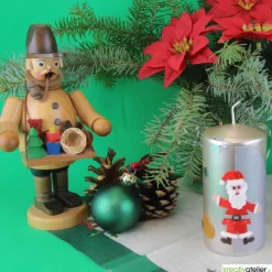 Elegante, hangefertigte silberne Nikolauskerze mit Nikolaus, einem Sack voller Geschenke und Sternen, indivdualisierbar