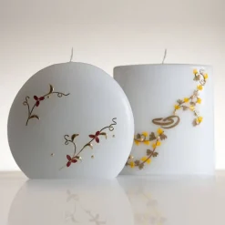 Elegante Hochzeitskerze Scheibenform mit Blumenranke in Rot/Gold, personalisierbar, perfekt für Standesamt oder Geschenk