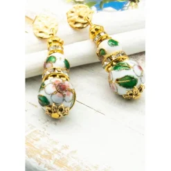 Elegante Ohrstecker, goldfarben, weiß, Metallperlen, Ohrringe, handgemachter Unikatschmuck, Geschenkidee