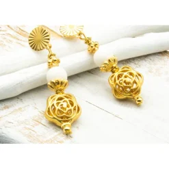 Elegante Ohrstecker in goldfarben, weiß, Glasperlen, Hippie Ohrringe, handgemachter Unikatschmuck, Weihnachtsgeschenk