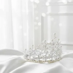Elegante Perlenkrone White Grace – Handgefertigte Braut-Tiara in Silber & Weiß