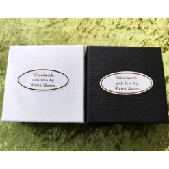 Elegante Schmuckschachtel/-Etui 8,2x8,2x2,9cm Geschenkverpackung f. Armband Ohrringe Anhänger Engel Schmuckset Matt-Weiß