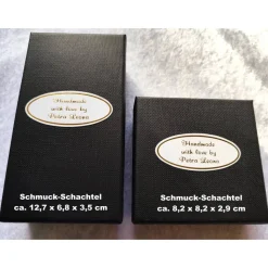 Elegante Schmuckschachtel/-Etui 8,2x8,2x2,9cm Geschenkverpackung f. Armband Ohrringe Anhänger Engel Schmuckset Matt-Weiß