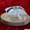 Elegantes Ringkissen aus weißem Satin mit lilanem Satinband und zarter weißer Schleife - Perfekte Hochzeitsdekoration