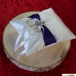 Elegantes Ringkissen aus weißem Satin mit lilanem Satinband und zarter weißer Schleife - Perfekte Hochzeitsdekoration