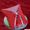 Elegantes Ringkissen aus rotem Poppeline mit Satinbändern - Perfekte Ergänzung für Ihre Hochzeitszeremonie