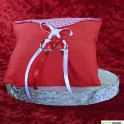 Elegantes Ringkissen aus rotem Poppeline mit Satinbändern - Perfekte Ergänzung für Ihre Hochzeitszeremonie
