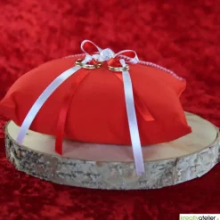 Elegantes Ringkissen aus rotem Poppeline mit Satinbändern - Perfekte Ergänzung für Ihre Hochzeitszeremonie
