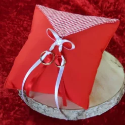 Elegantes Ringkissen aus rotem Poppeline mit Satinbändern - Perfekte Ergänzung für Ihre Hochzeitszeremonie