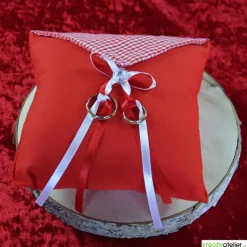 Elegantes Ringkissen aus rotem Poppeline mit Satinbändern - Perfekte Ergänzung für Ihre Hochzeitszeremonie