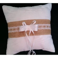 Elegantes Ringkissen aus Satin mit Juteband und Spitzenborte – Hochzeit Deko