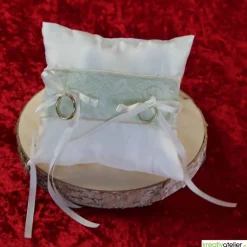 Elegantes Taft-Ringkissen in champagner mit hellgrün unterlegter Spitze - Romantische Hochzeitsdekoration