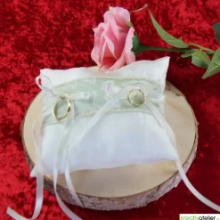 Elegantes Taft-Ringkissen in champagner mit hellgrün unterlegter Spitze - Romantische Hochzeitsdekoration