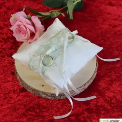 Elegantes Taft-Ringkissen in champagner mit hellgrün unterlegter Spitze - Romantische Hochzeitsdekoration