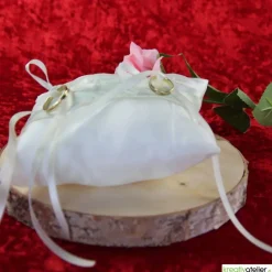 Elegantes Taft-Ringkissen in champagner mit hellgrün unterlegter Spitze - Romantische Hochzeitsdekoration