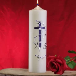 Elfenbeinfarbige Hochzeitskerze mit Flieder-Kreuz und Blumenranke, personalisierbar, elegante Hochzeitsdeko