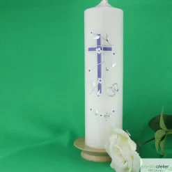 Elfenbeinfarbige Hochzeitskerze mit Flieder-Kreuz und Blumenranke, personalisierbar, elegante Hochzeitsdeko