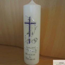 Elfenbeinfarbige Hochzeitskerze mit Flieder-Kreuz und Blumenranke, personalisierbar, elegante Hochzeitsdeko