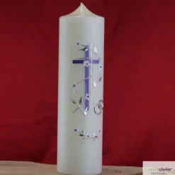 Elfenbeinfarbige Hochzeitskerze mit Flieder-Kreuz und Blumenranke, personalisierbar, elegante Hochzeitsdeko