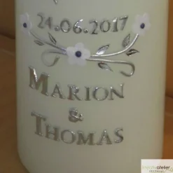 Elfenbeinfarbige Hochzeitskerze mit Flieder-Kreuz und Blumenranke, personalisierbar, elegante Hochzeitsdeko