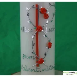 Elfenbeinfarbige Kerze zum Valentinstag mit Rosenranke, orangenen Rosen und auf Wunsch mit Gedicht