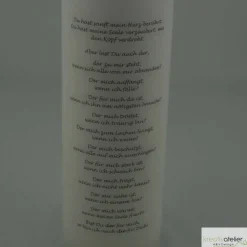 Elfenbeinfarbige Kerze zum Valentinstag mit Rosenranke, orangenen Rosen und auf Wunsch mit Gedicht