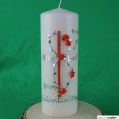 Elfenbeinfarbige Kerze zum Valentinstag mit Rosenranke, orangenen Rosen und auf Wunsch mit Gedicht