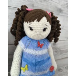 Eliana –  Häkelpuppe im blauen Kleid . Höhe: ca.40 cm