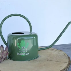 Emaillierte Gießkanne dunkelgrün mit Aufschrift – personalisierte Kakteenkanne für Zimmerpflanzen & Garten