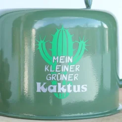Emaillierte Gießkanne dunkelgrün mit Aufschrift – personalisierte Kakteenkanne für Zimmerpflanzen & Garten