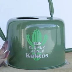 Emaillierte Gießkanne dunkelgrün mit Aufschrift – personalisierte Kakteenkanne für Zimmerpflanzen & Garten