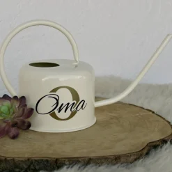 Emaillierte Gießkanne naturweiß mit Aufschrift Oma – personalisierte Kakteenkanne für Zimmerpflanzen,