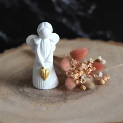 Engel stehend mit Goldherz - handgemachter Schutzengel aus Gießkeramik