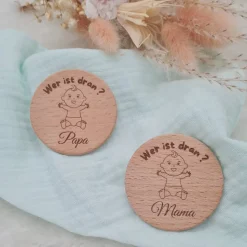 Entscheidungsmünze aus Holz – das humorvolle Mini-Geschenk für frischgebackene Eltern