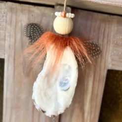 Entzückender Schutzengel aus einer echten Austernschale