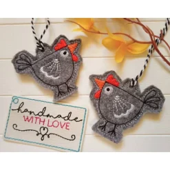 2er Set Hühner Anhänger Filz Osterdeko gestickt, Osterstrauch Dekoration Henne Huhn Geschenk Hühnerhalter