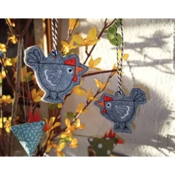 2er Set Hühner Anhänger Filz Osterdeko gestickt, Osterstrauch Dekoration Henne Huhn Geschenk Hühnerhalter