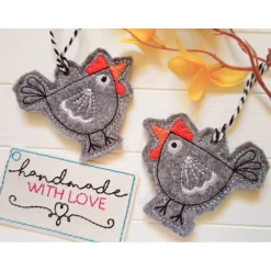 2er Set Hühner Anhänger Filz Osterdeko gestickt, Osterstrauch Dekoration Henne Huhn Geschenk Hühnerhalter